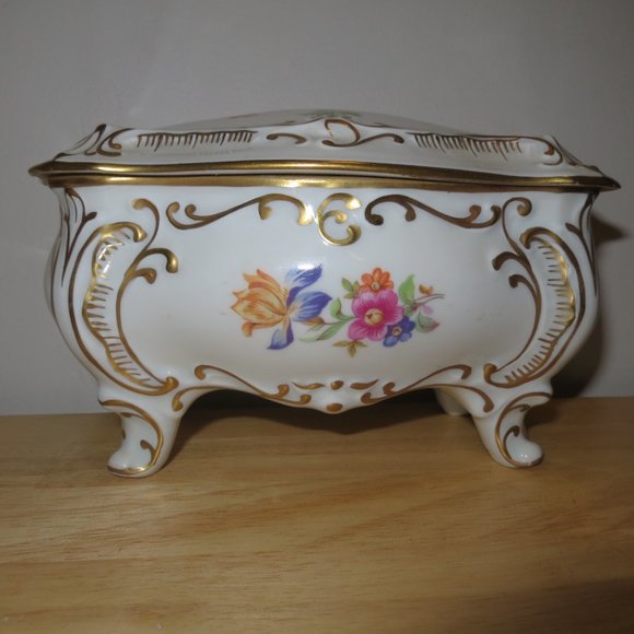 Vanity Dresser Trinket Box Graf von Henneberg Porzellan JL Menau C2462/P Germany - Picture 3 of 9